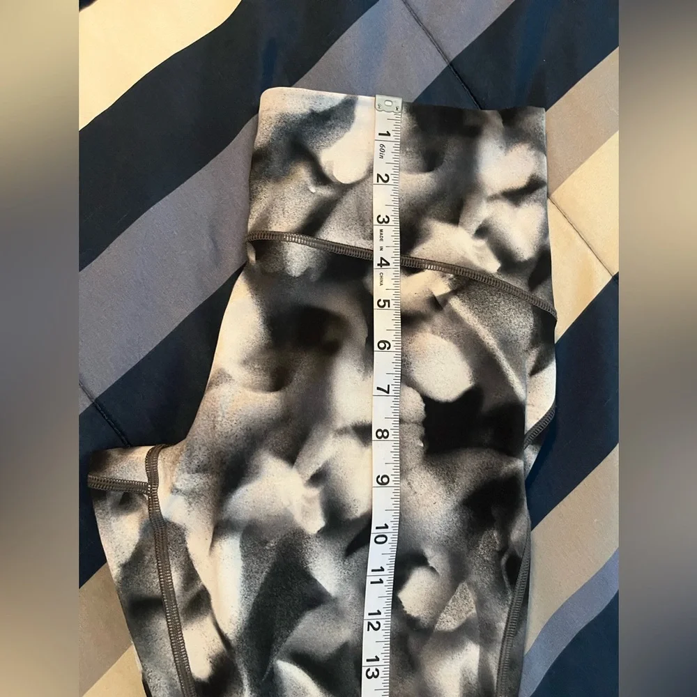 🍋LIKE NEW Lululemon Train Times 25” - Blush Blossom Alpine White Black - Sz 8 - Picture 12 of 15